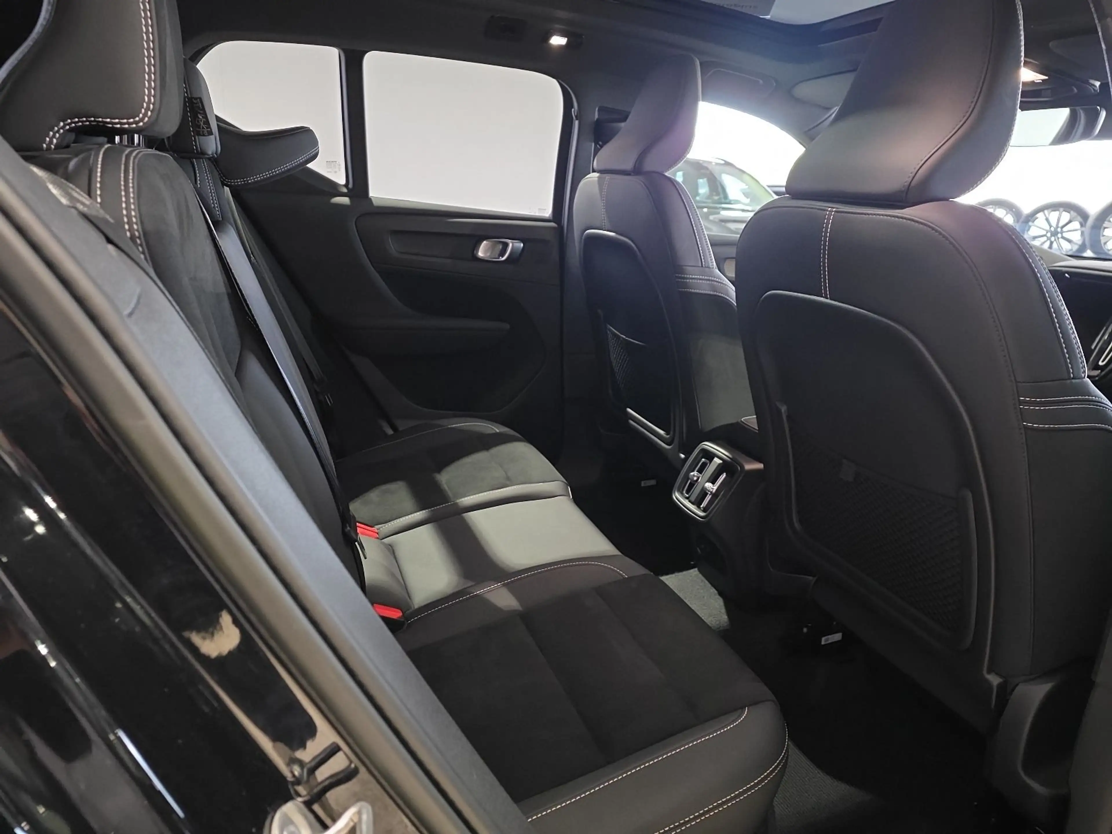 Volvo XC40 B4 Ultimate Dark AWD ACC AHK 360° WinterPkt — photo 13