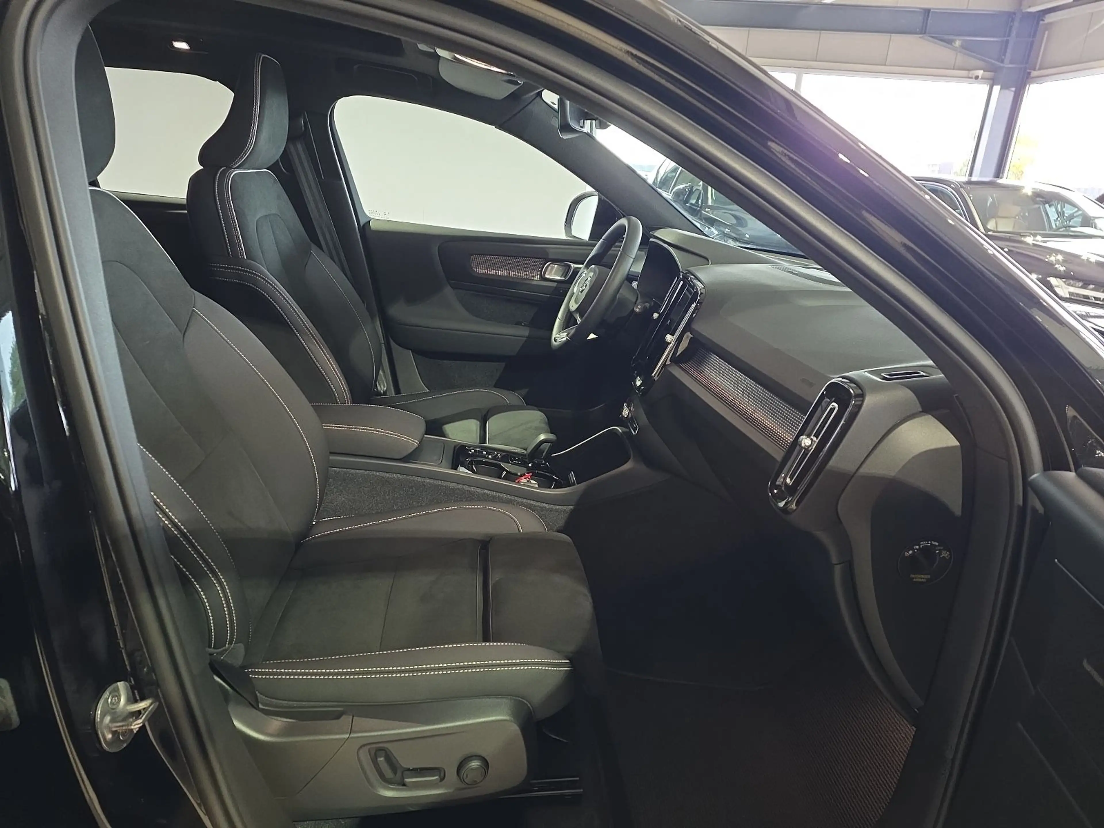Volvo XC40 B4 Ultimate Dark AWD ACC AHK 360° WinterPkt — photo 11