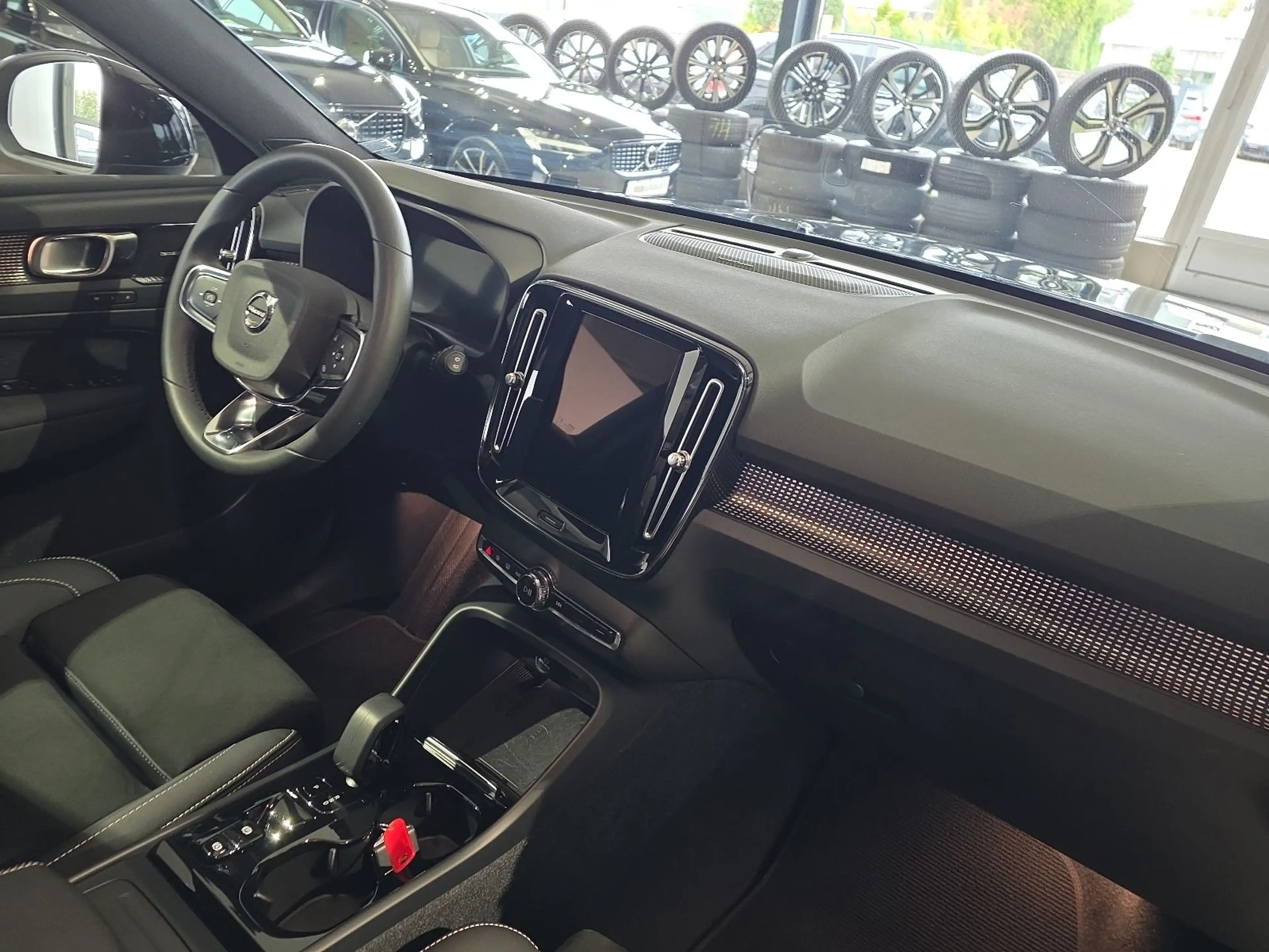 Volvo XC40 B4 Ultimate Dark AWD ACC AHK 360° WinterPkt — photo 12