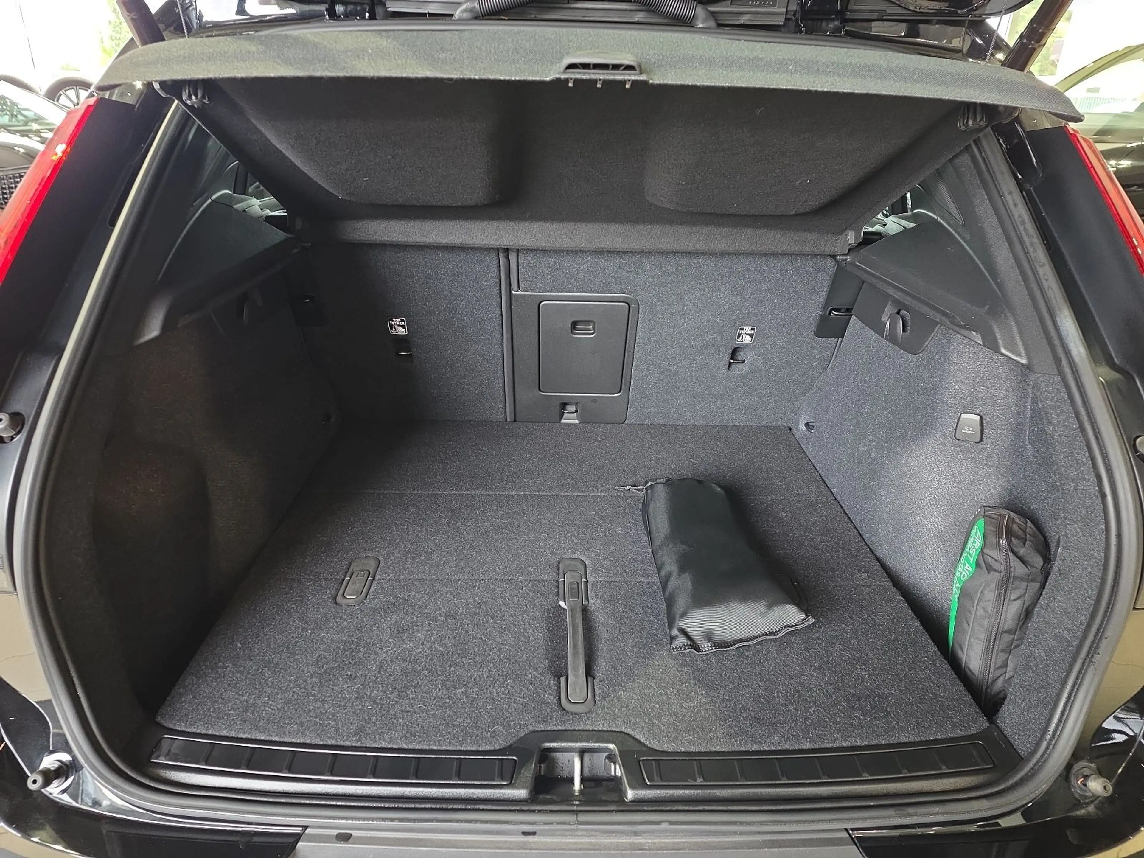 Volvo XC40 B4 Ultimate Dark AWD ACC AHK 360° WinterPkt — photo 14