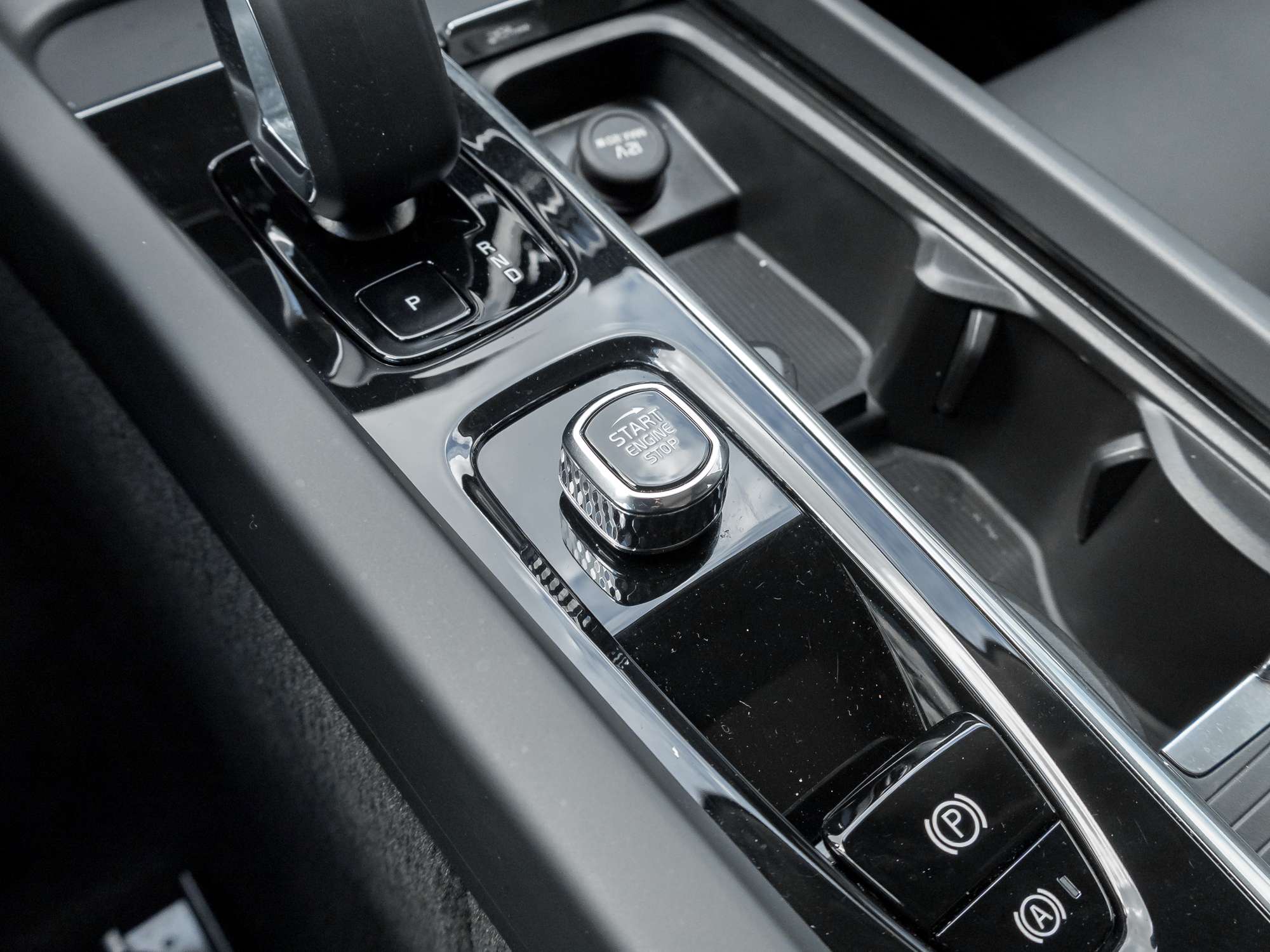 2024 Volvo XC60 T8 eAWD PHEV Core Dark Theme thumb 19