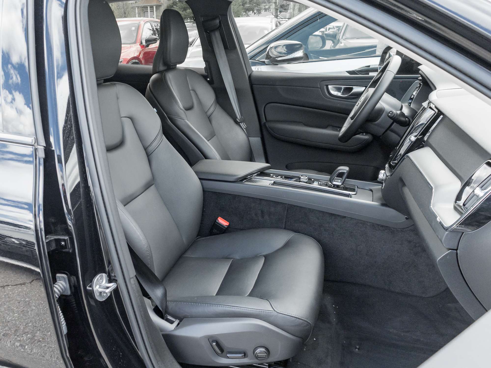 2024 Volvo XC60 T8 eAWD PHEV Core Dark Theme thumb 24