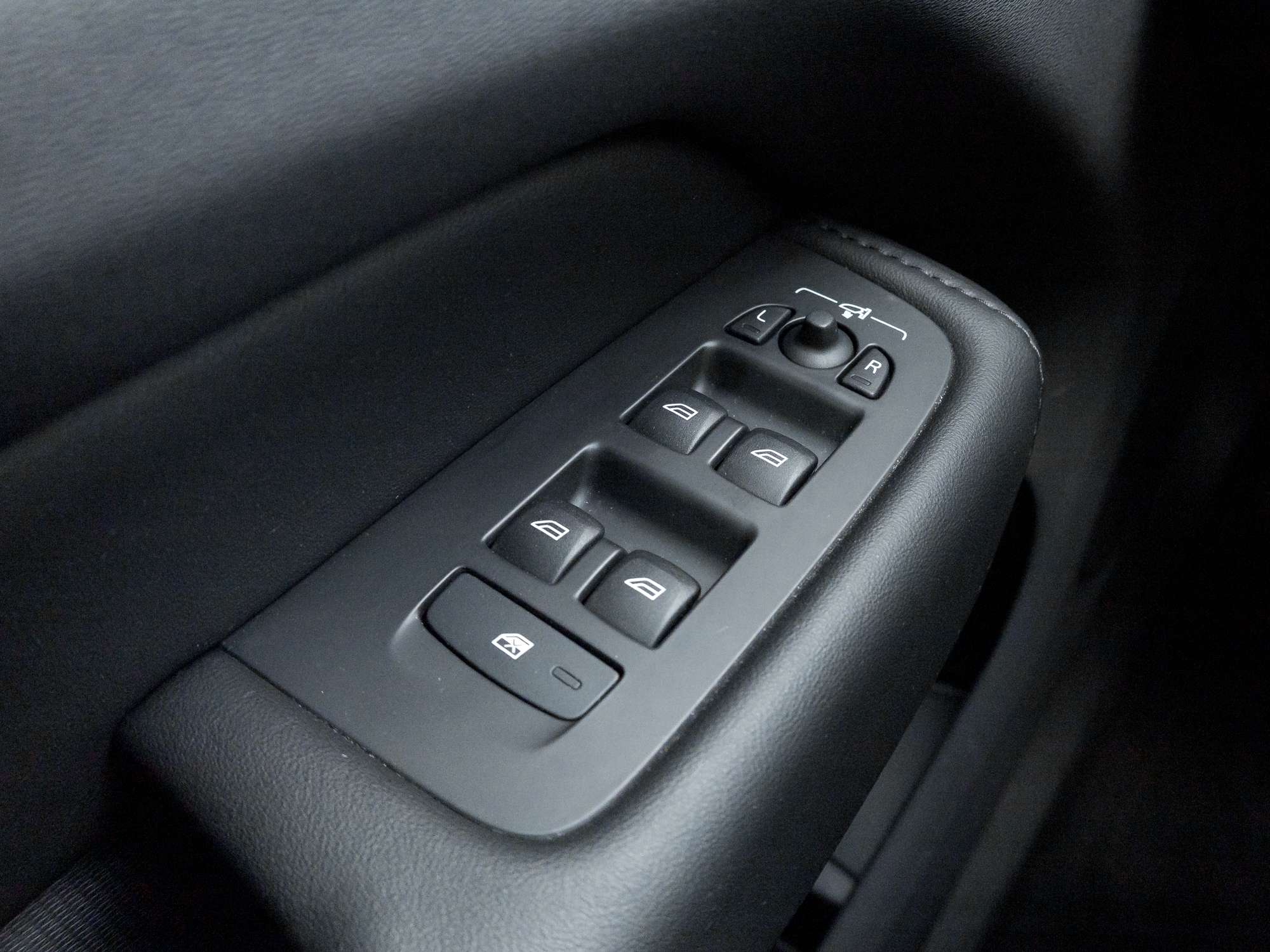2024 Volvo XC60 T8 eAWD PHEV Core Dark Theme thumb 15