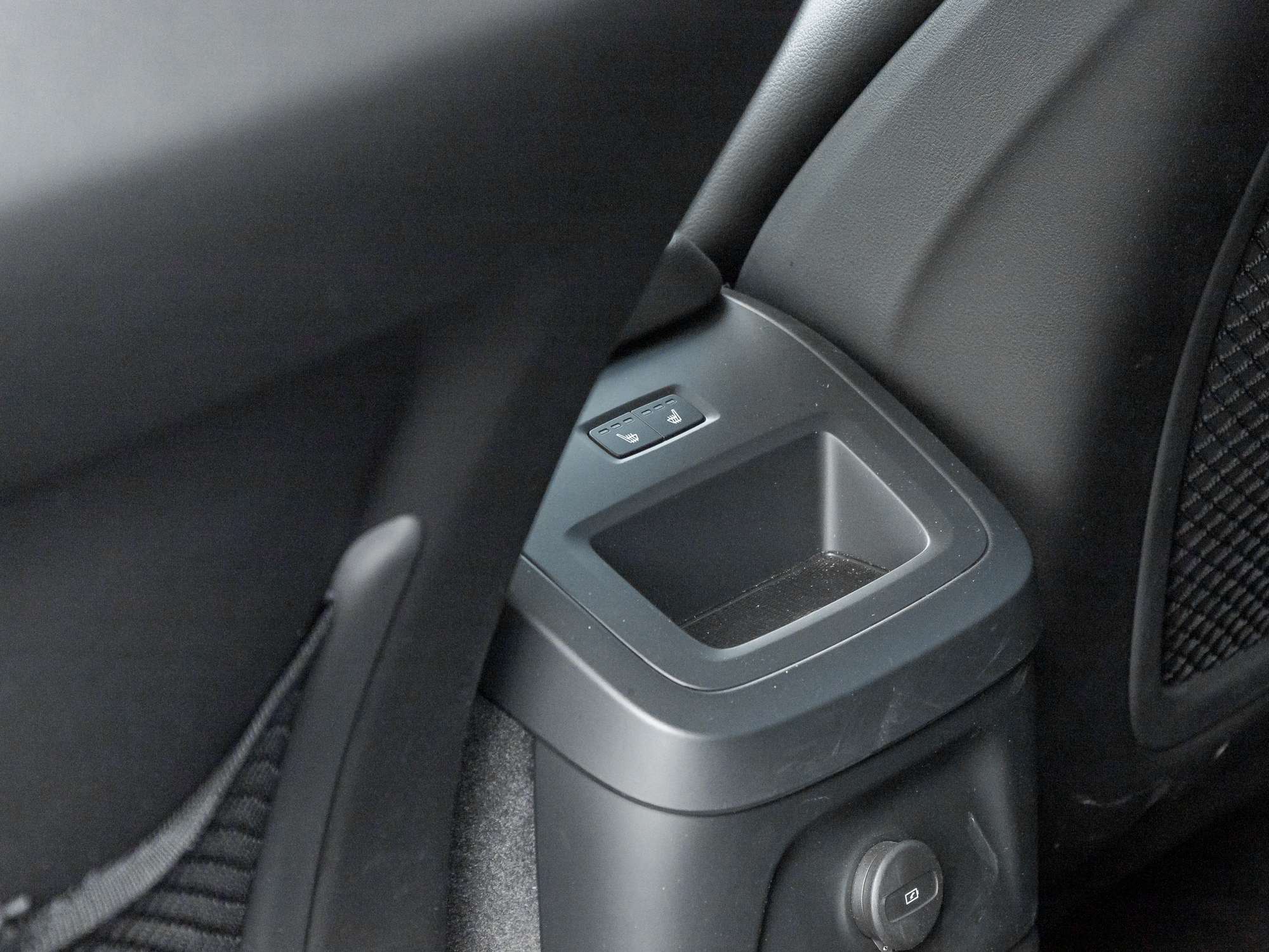 2024 Volvo XC60 T8 eAWD PHEV Core Dark Theme thumb 26