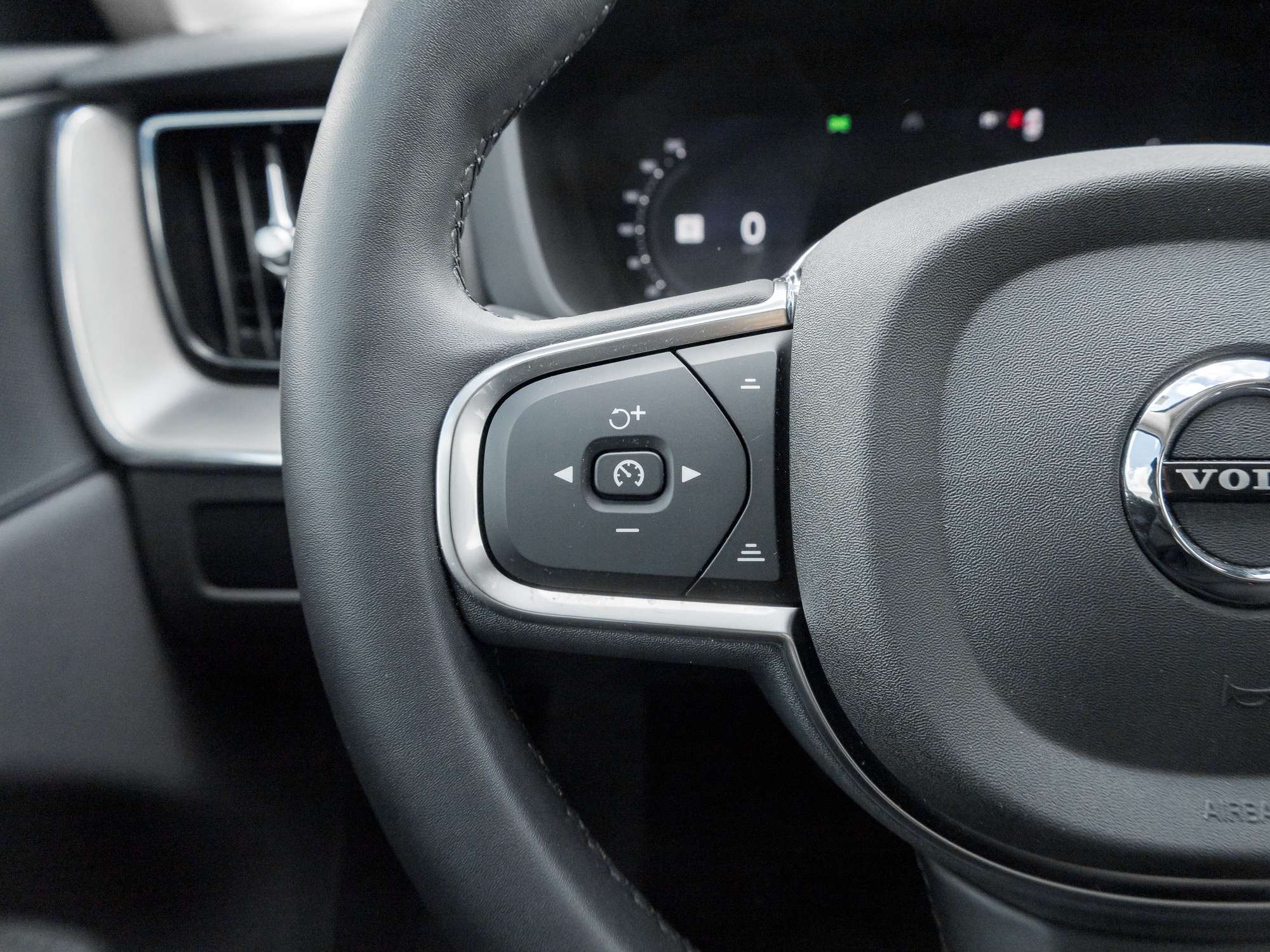 2024 Volvo XC60 T8 eAWD PHEV Core Dark Theme thumb 12