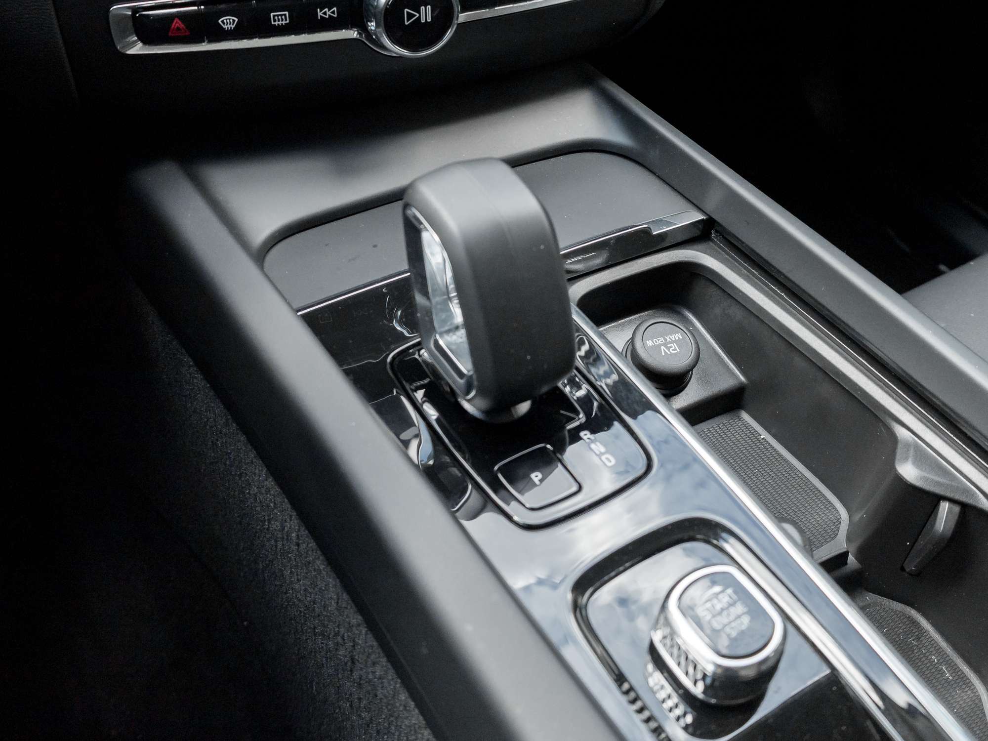 2024 Volvo XC60 T8 eAWD PHEV Core Dark Theme thumb 18
