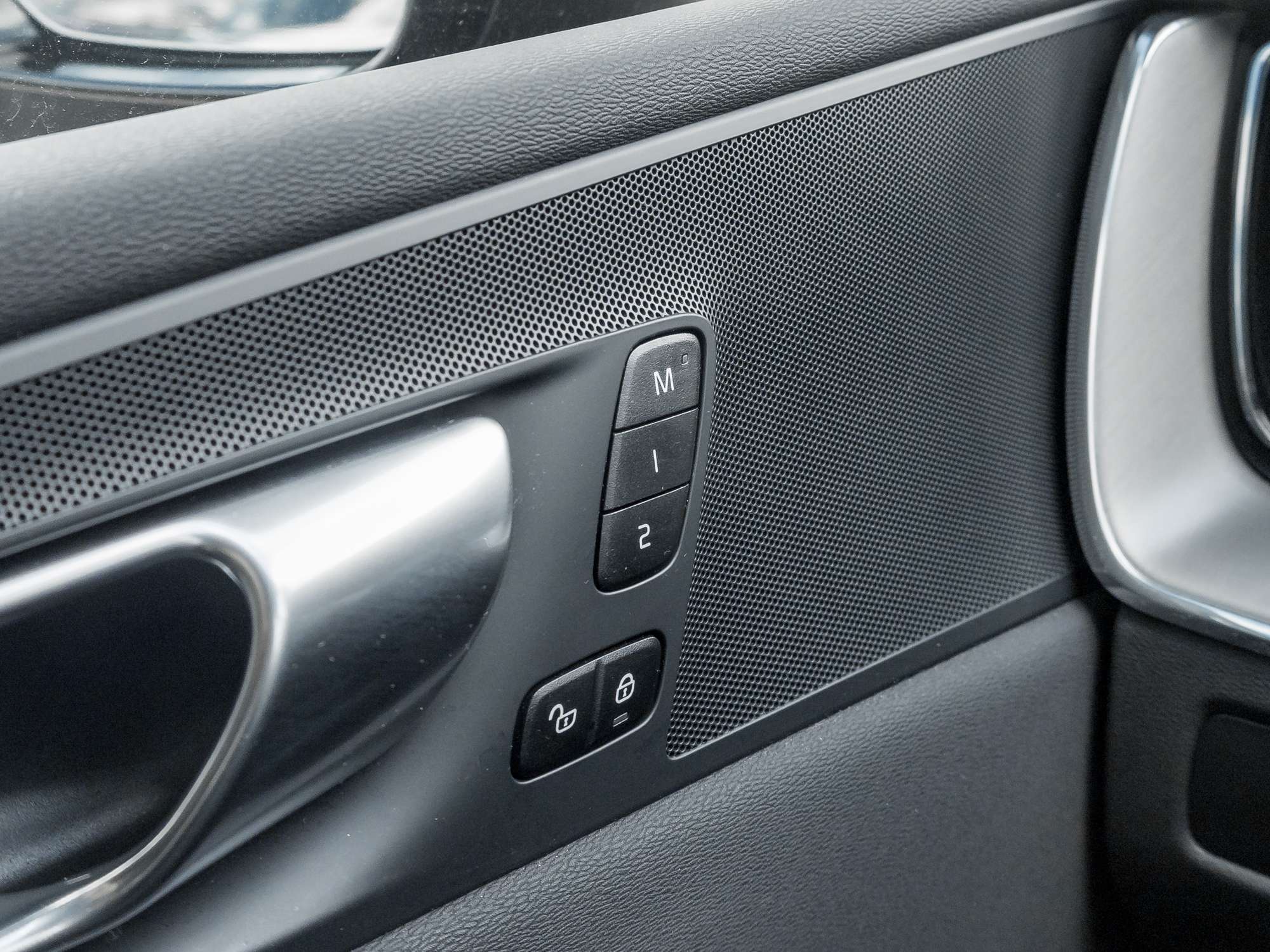 2024 Volvo XC60 T8 eAWD PHEV Core Dark Theme thumb 16