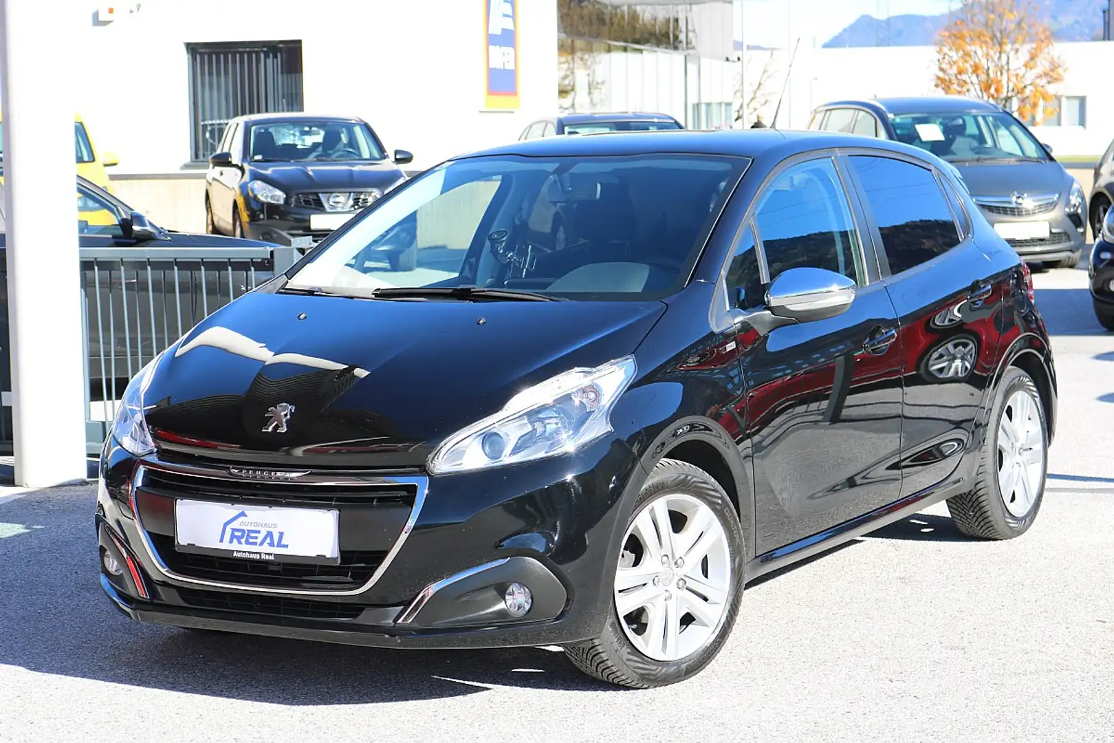 Peugeot 208 Allure 1,2 PureTech 82 Schwarz - 1