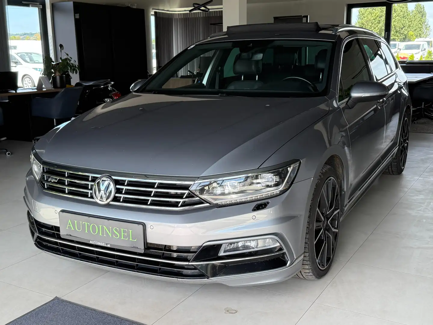 Volkswagen Passat Variant R-Line² Panorama,Virtual Cockp. Grijs - 2