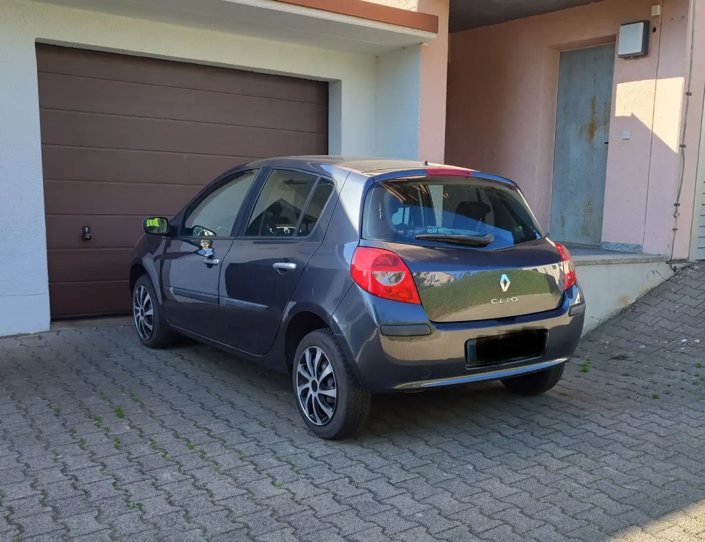 Renault Clio 1.2 16V Authentique Schwarz - 2
