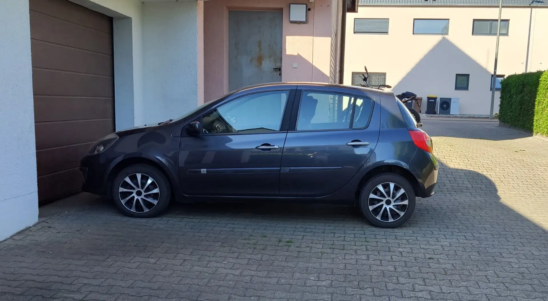Renault Clio 1.2 16V Authentique Schwarz - 1
