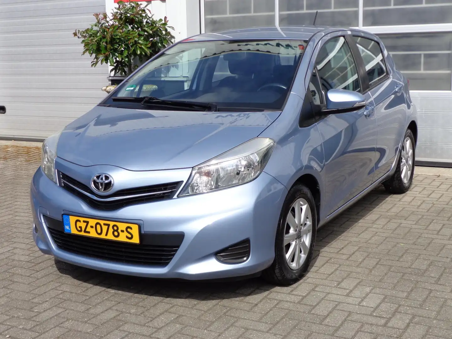 Toyota Yaris 1.3 VVT-i Aspiration 5 Deurs , Airco !! Blauw - 1
