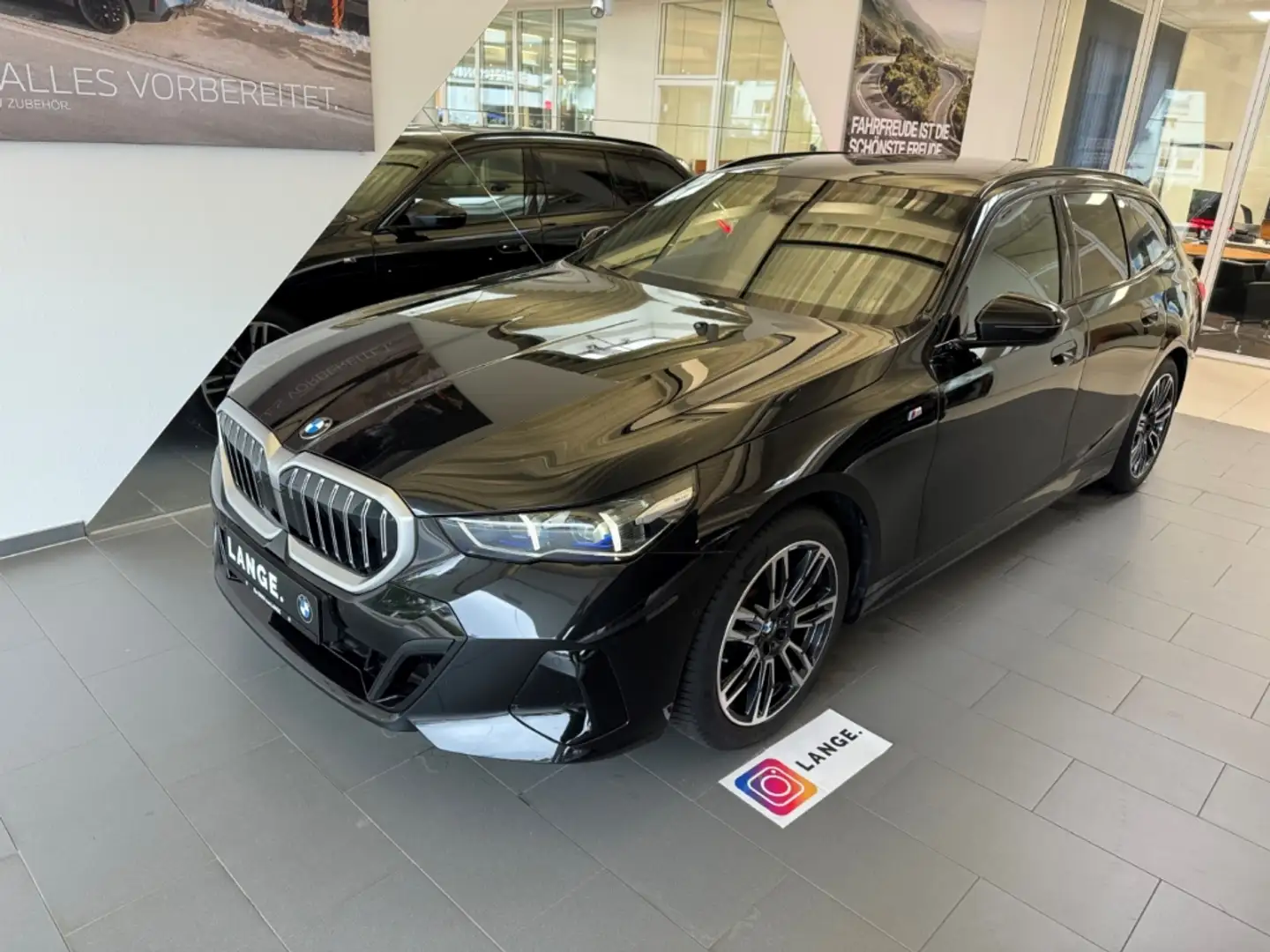 BMW 520 i M Sport HUD AHK Standhzg. Pano H&K elektr. Sitze Schwarz - 1