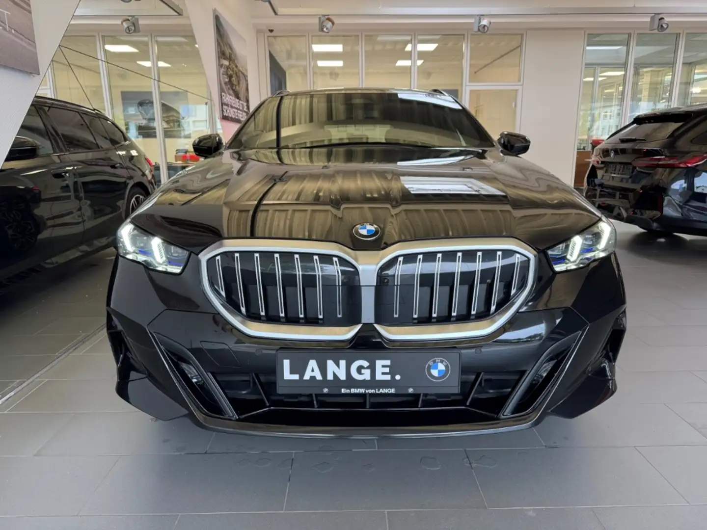 BMW 520 i M Sport HUD AHK Standhzg. Pano H&K elektr. Sitze Schwarz - 2