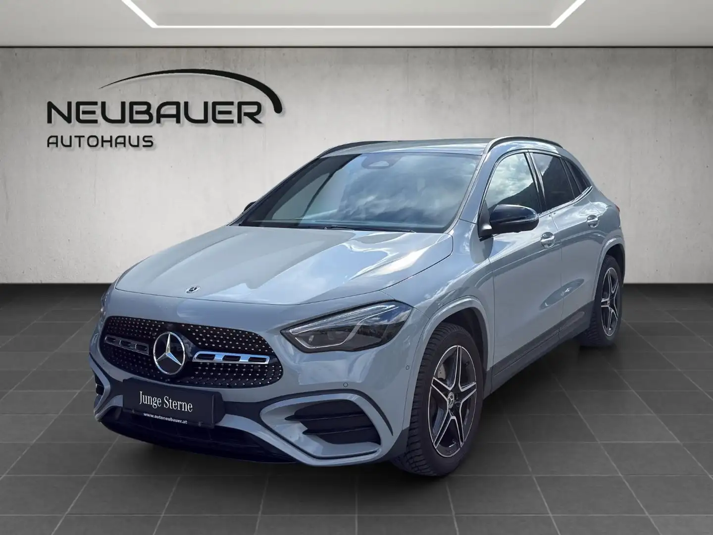 Mercedes-Benz GLA 200 d 4MATIC Österreich-Edition AMG Line Grau - 2