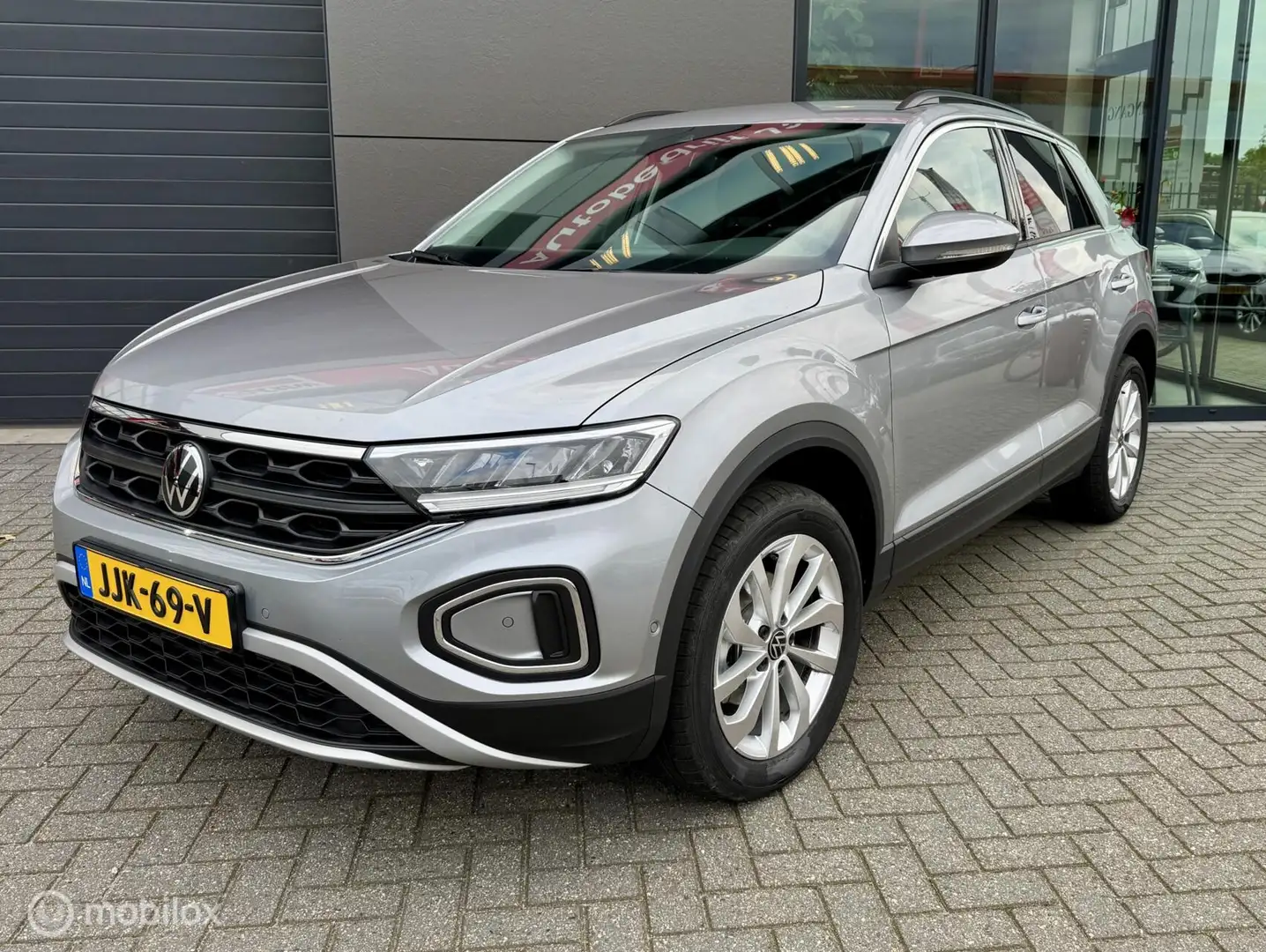 Volkswagen T-Roc 1.5 TSI Life Edition LED-Stoelverw-Camera-Virtual Grijs - 2