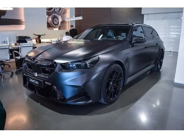 BMW M5 view 3