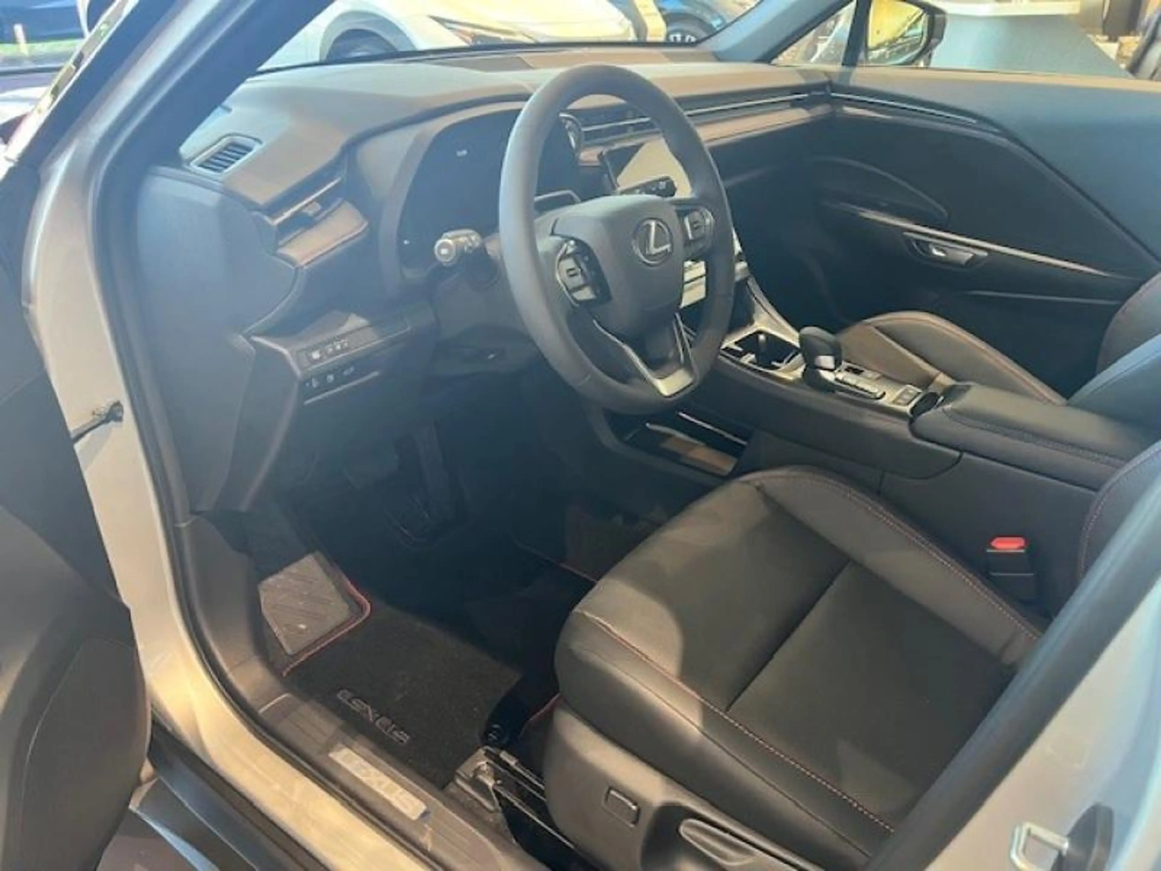 Lexus LBX Emotion — photo 5
