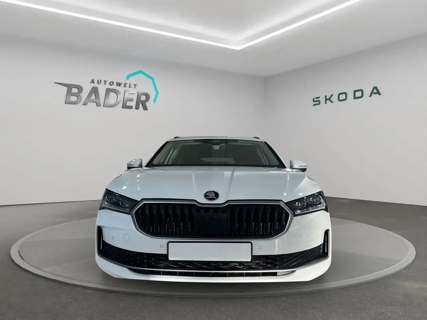 Skoda Superb COMBI 2.0 TDI Matrix ACC AHK Ambition Weiß - 2