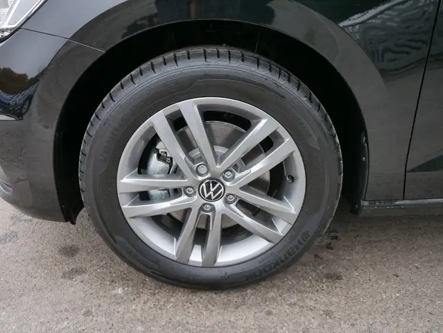 Volkswagen Touran view 3