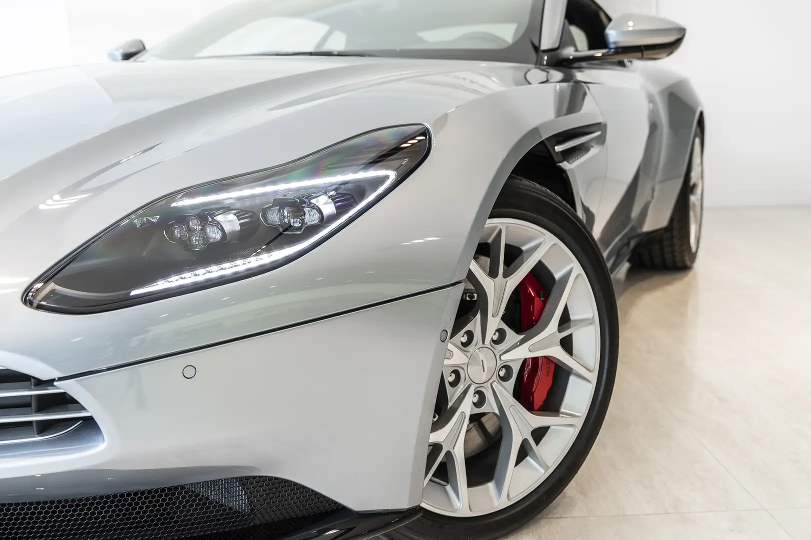 Aston Martin DB11 V8 Coupe Grau - 2
