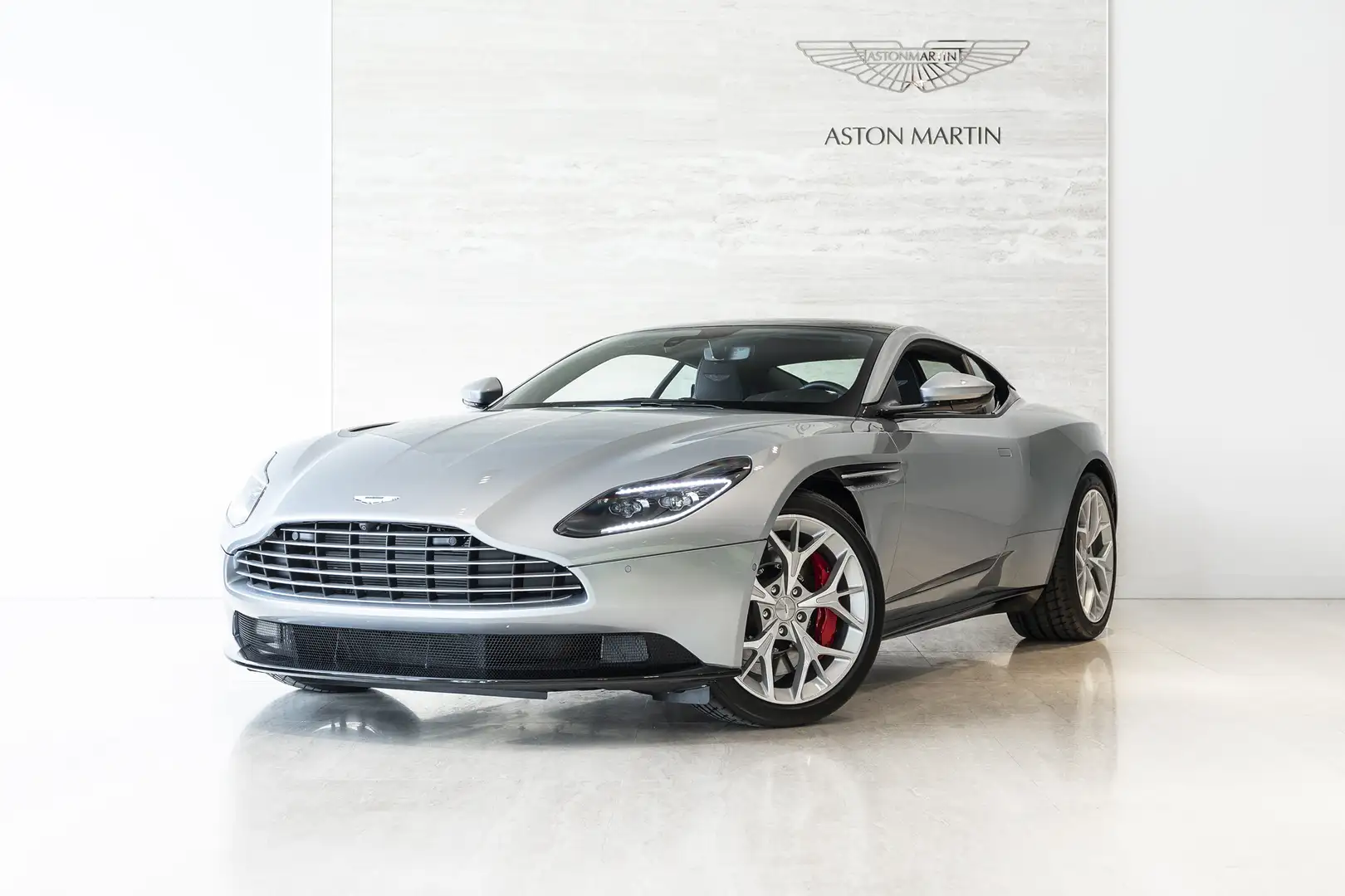 Aston Martin DB11 V8 Coupe Grau - 1