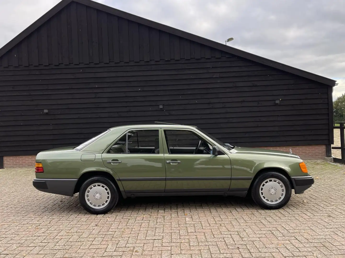 Mercedes-Benz 200 Diesel W124 , in zeer mooie originele staat Groen - 2