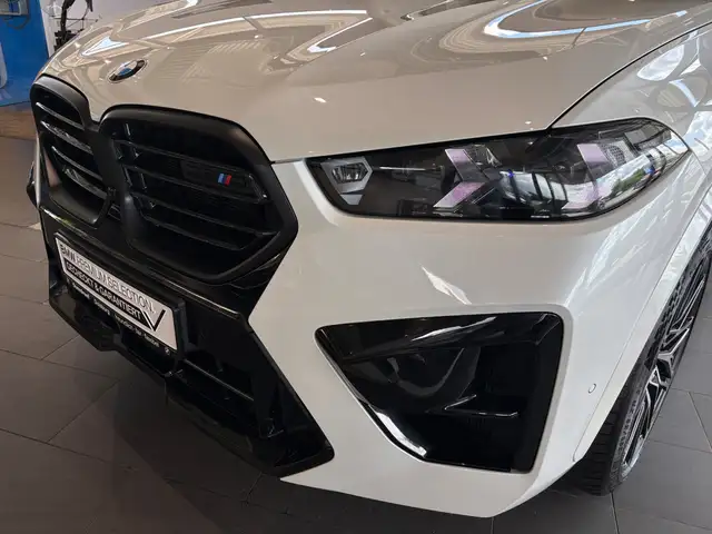BMW X5 M view 10