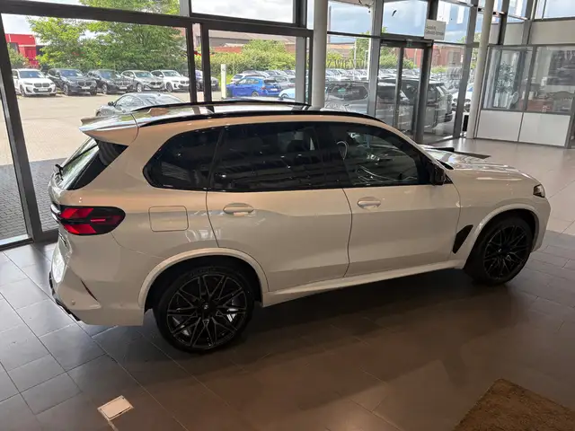 BMW X5 M view 8