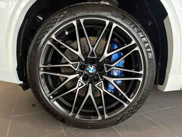 BMW X5 M view 11