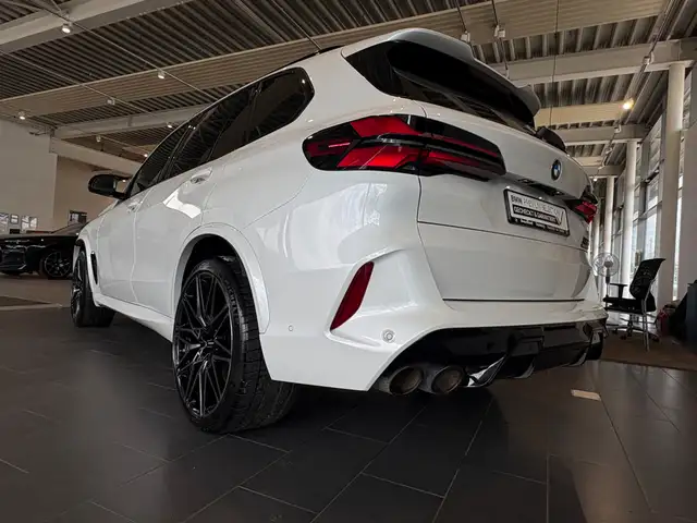 BMW X5 M view 6