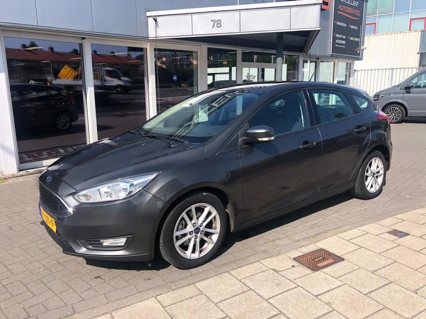 Ford Focus 1.0 Titanium Edition - Navi - Airco Grijs - 2