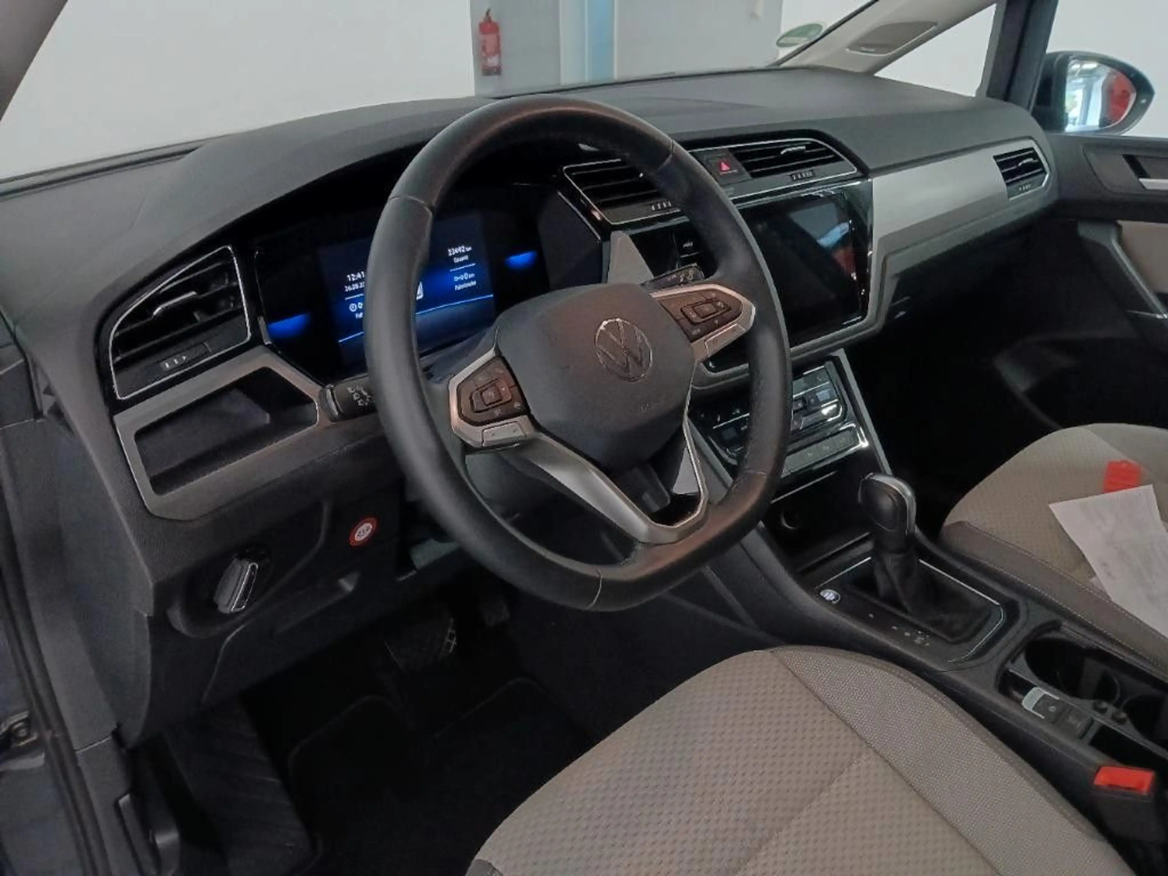 Volkswagen Touran Comfortline ACC AHK StHz 3ZK DYNAUDIO SHZ — photo 8