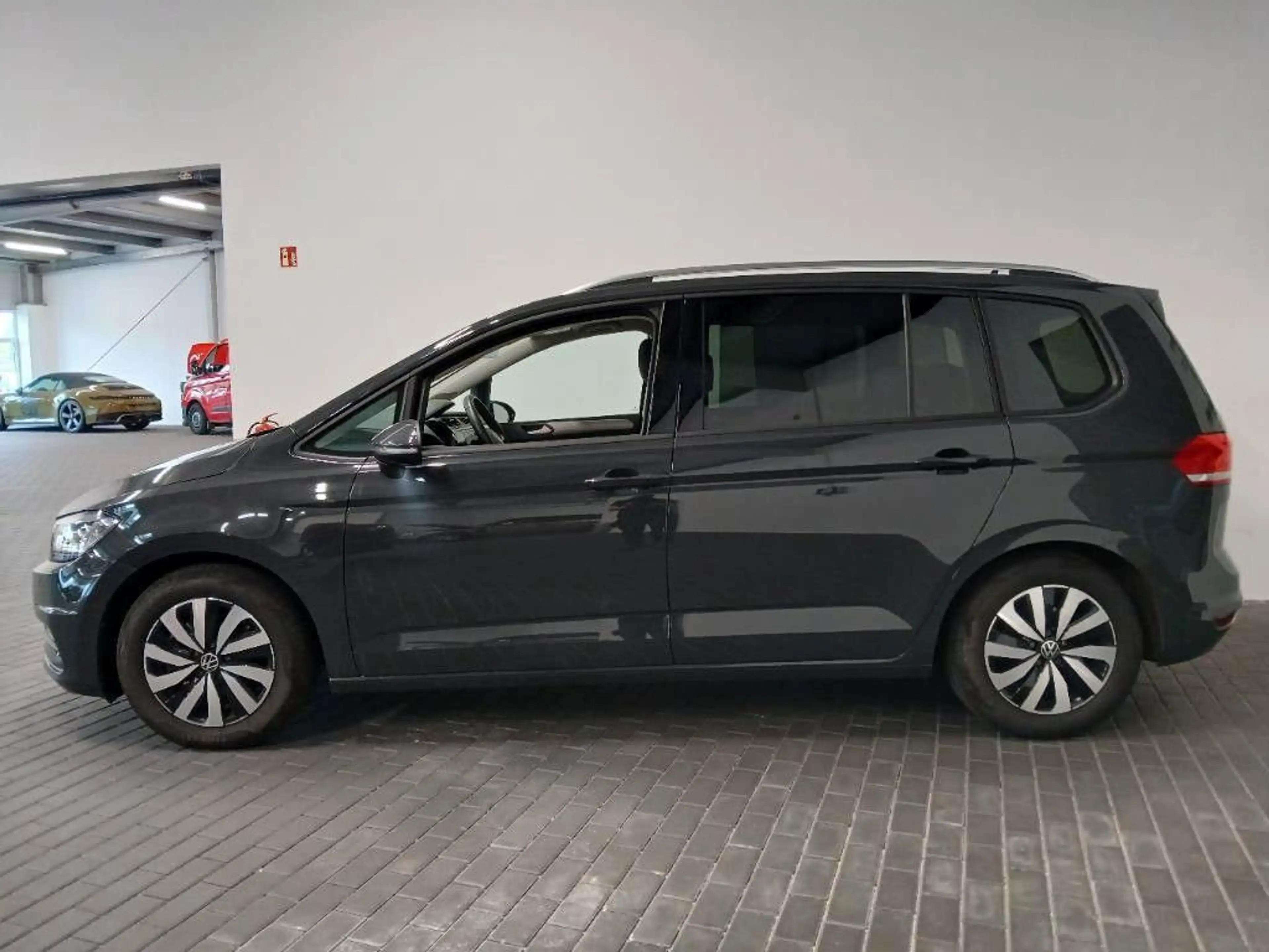 Volkswagen Touran Comfortline ACC AHK StHz 3ZK DYNAUDIO SHZ — photo 4