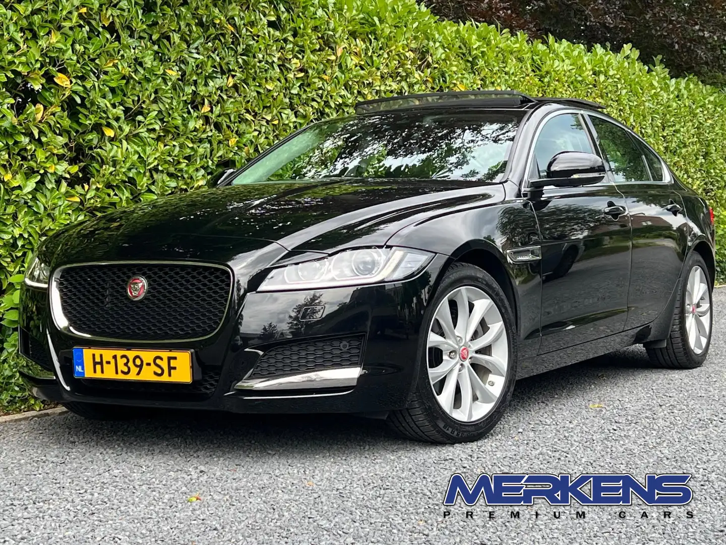 Jaguar XF 2.0t 250PK Prestige Panodak Leder Trekhaak Zwart - 1