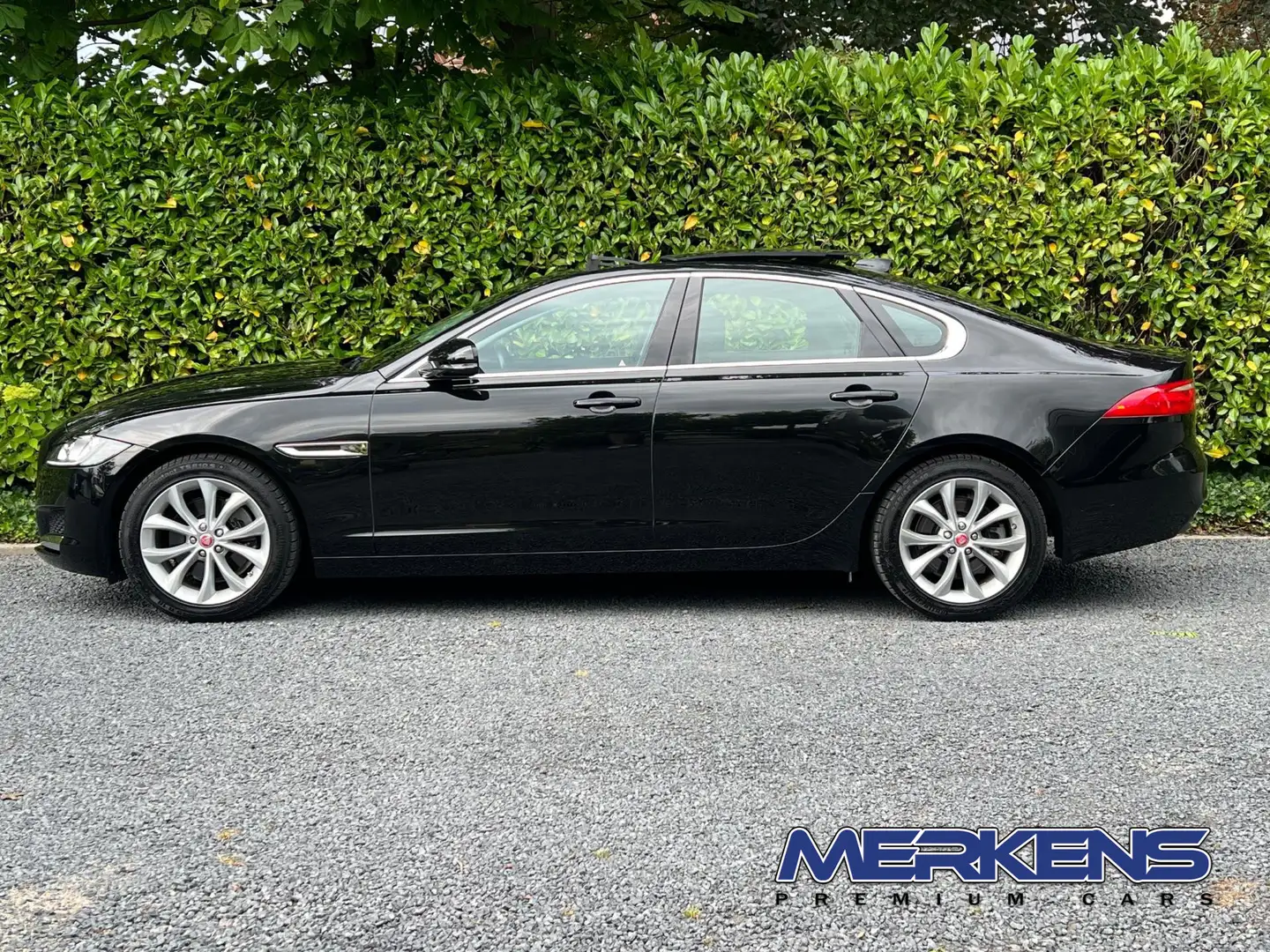 Jaguar XF 2.0t 250PK Prestige Panodak Leder Trekhaak Zwart - 2