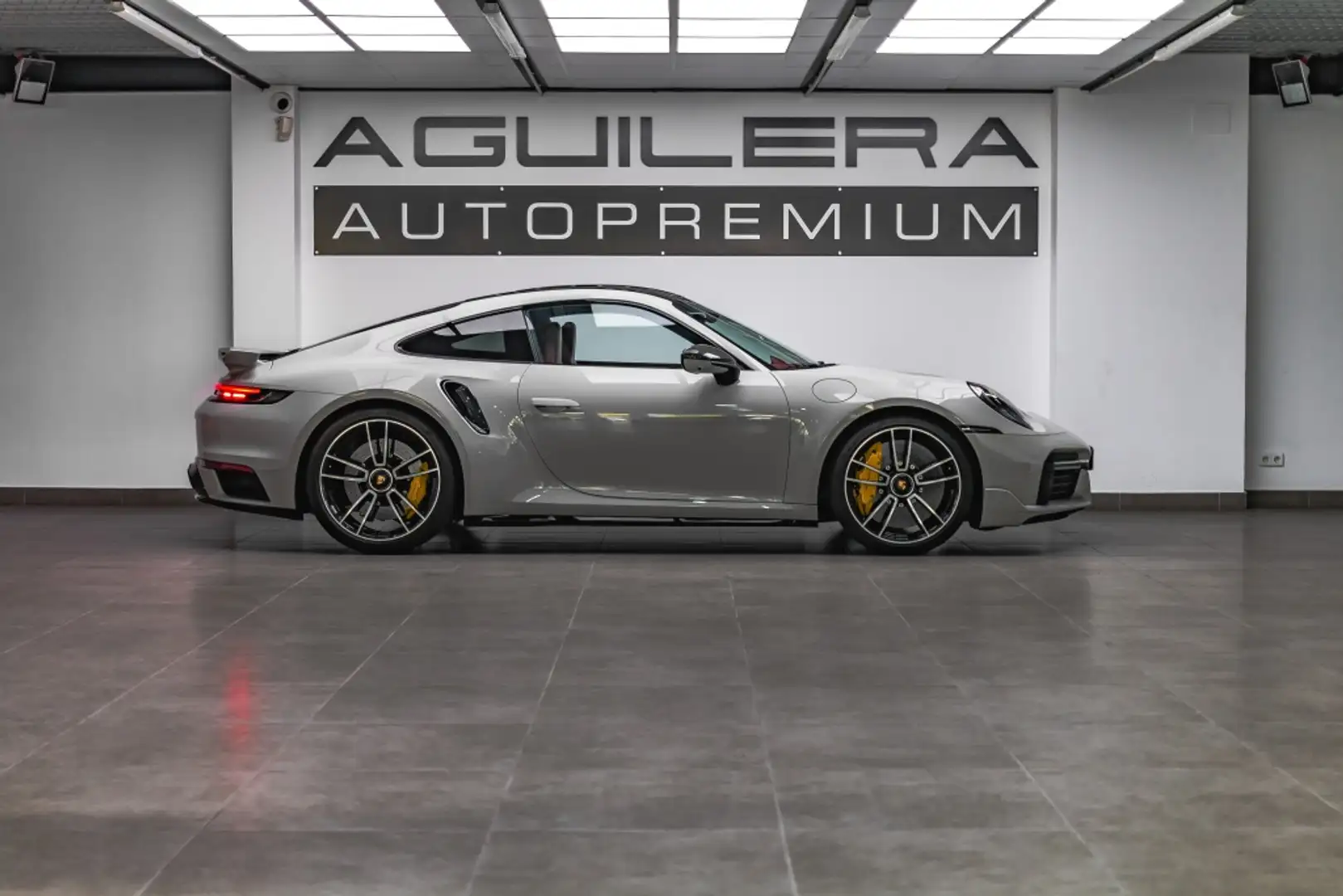 Porsche 992 Turbo S Coupé PDK Grau - 2