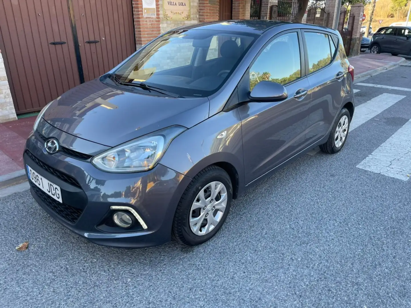 Hyundai i10 1.0 BD Eco Klass Gris - 1