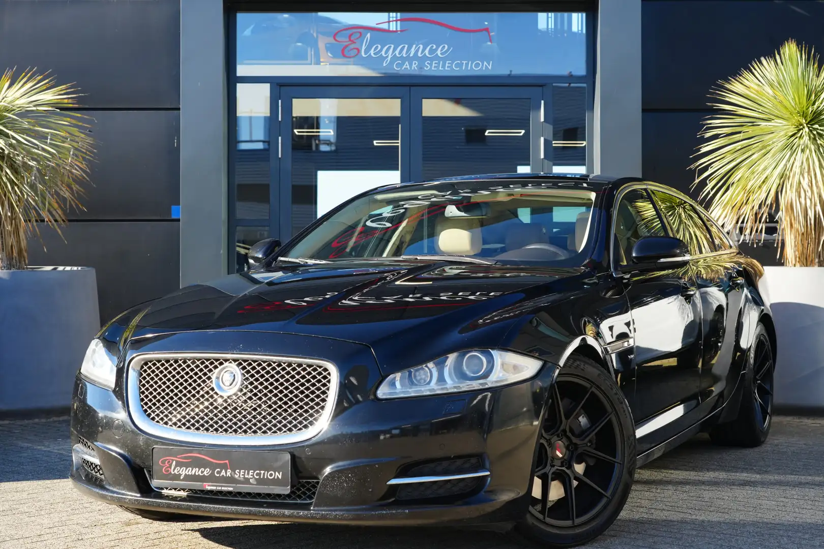 Jaguar XJ 3.0 V6 XJL Portfolio 340pk Panoramadak/Stoelverwar Black - 1