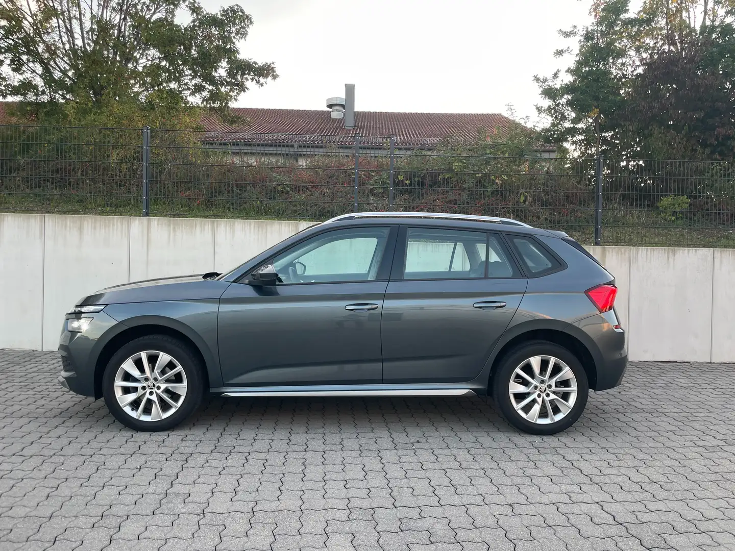 Skoda Kamiq 1.0 TSI Style LED*CarPlay*Kam*Spur*Key*17 Grau - 2