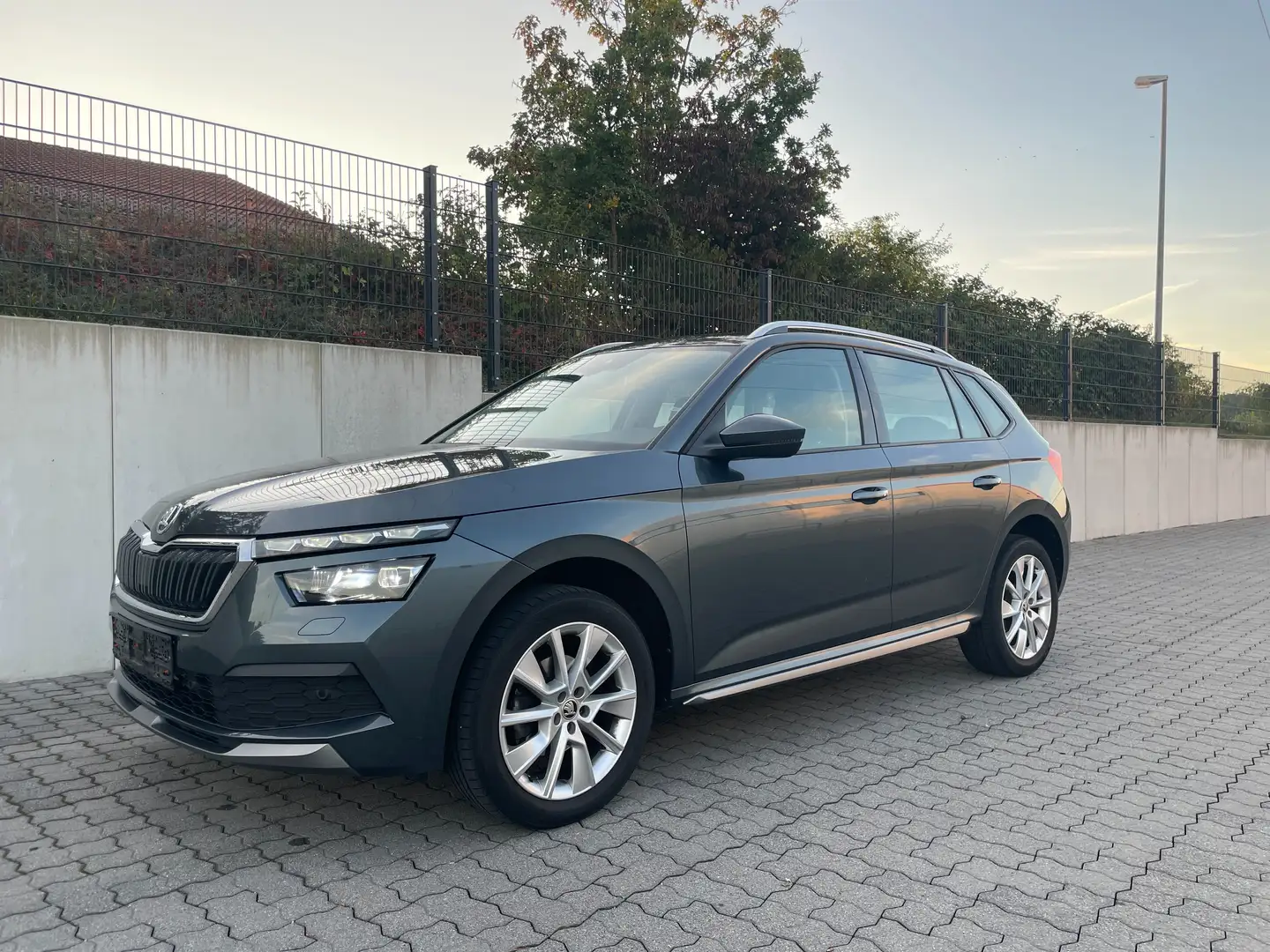 Skoda Kamiq 1.0 TSI Style LED*CarPlay*Kam*Spur*Key*17 Grau - 1