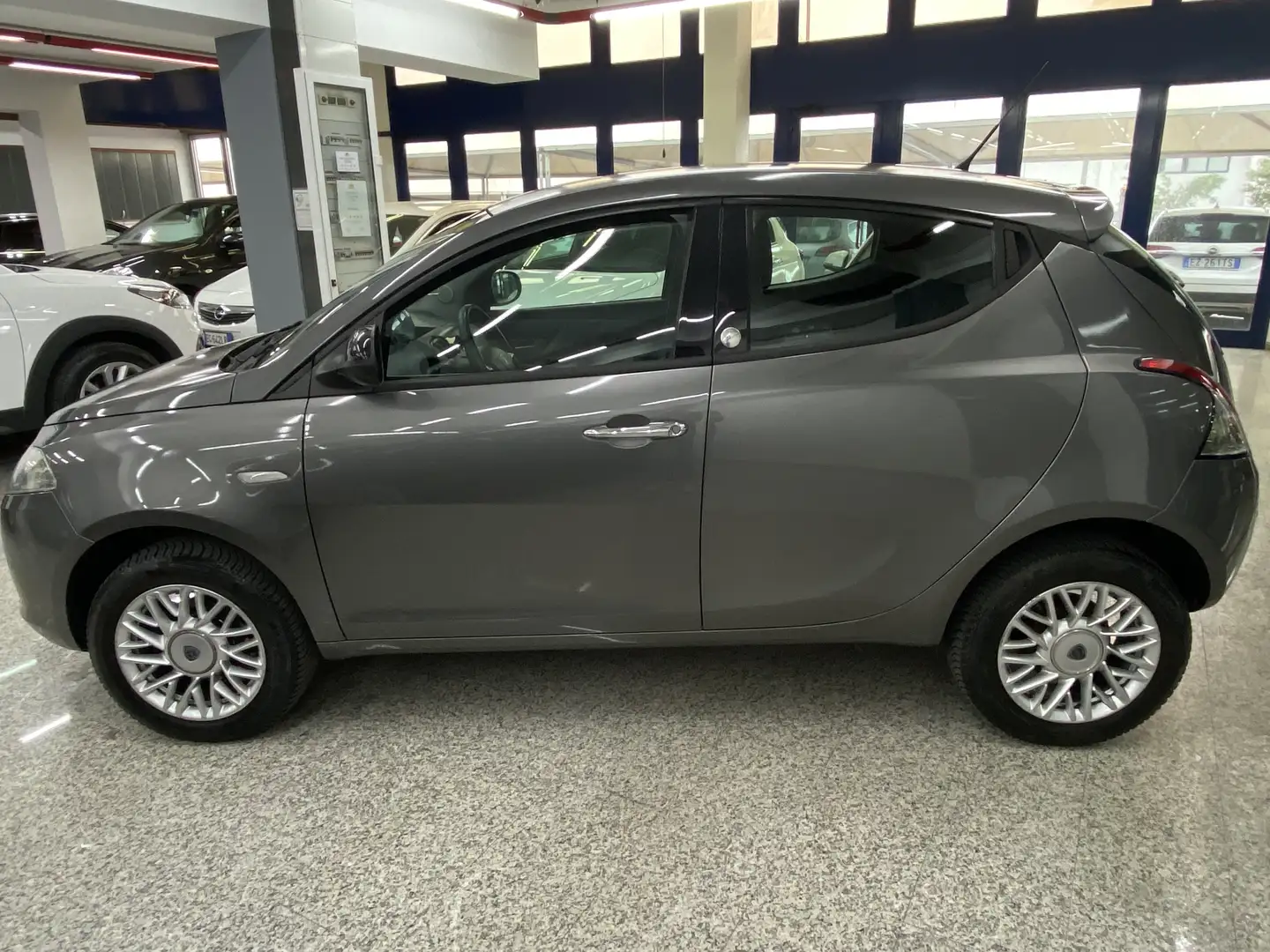 Lancia Ypsilon 0.9 t.air Silver ecochic metano 80cv Marrón - 2