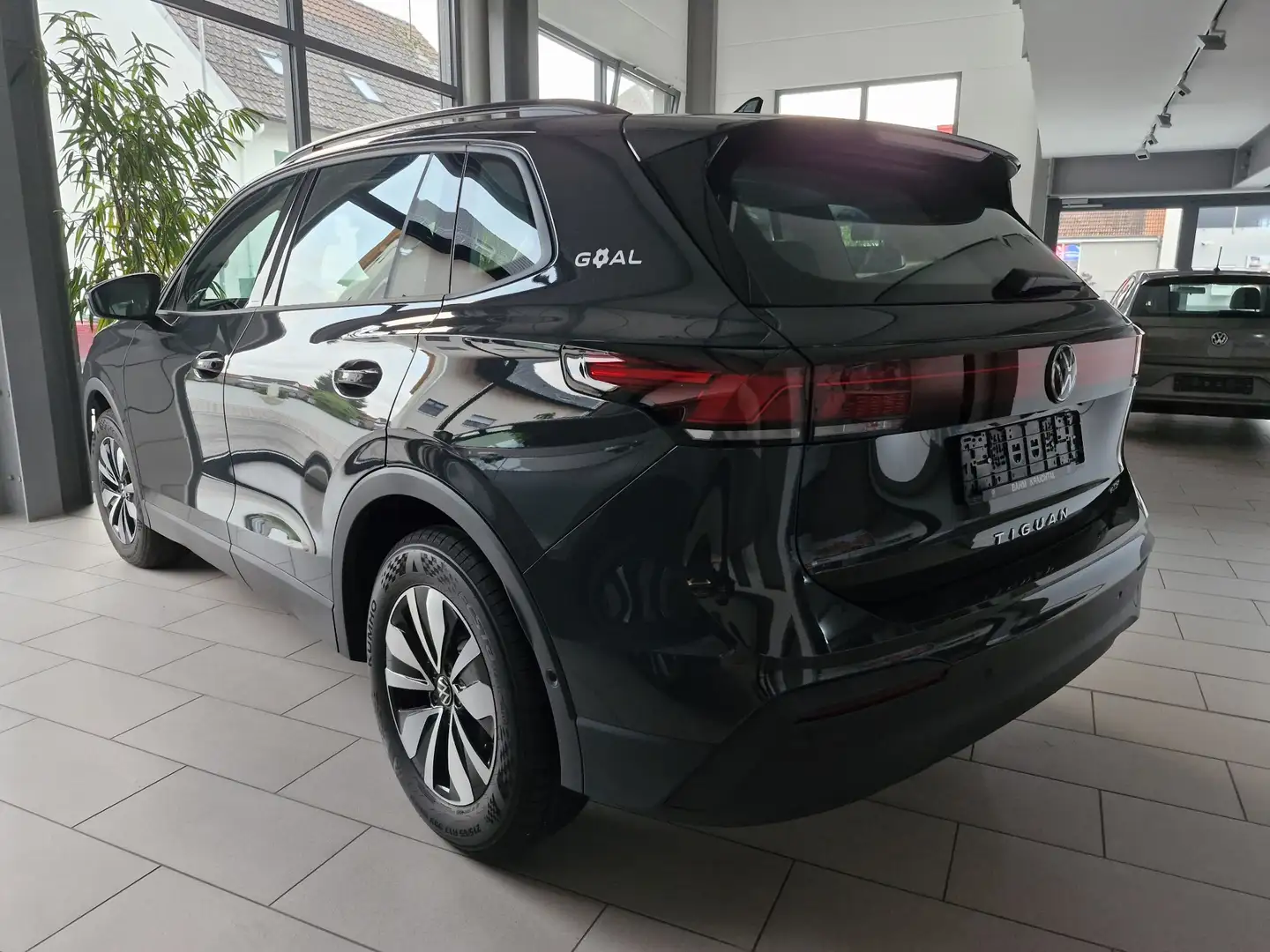 Volkswagen Tiguan 1.5 eTSI 110 kW Goal,AHK,RFK Grau - 2