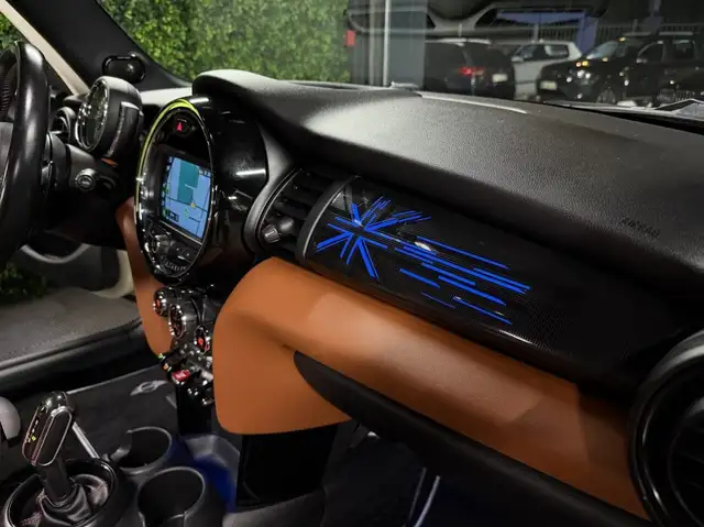 Mini Hatch view 16