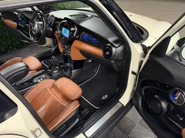 Mini Hatch view 11