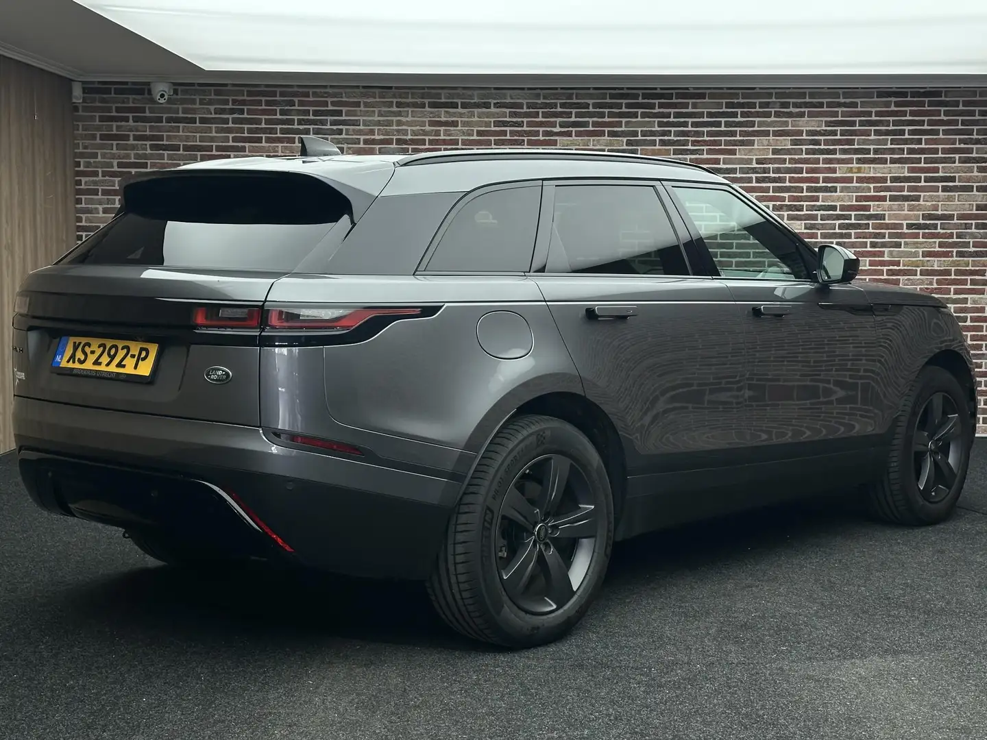 Land Rover Range Rover Velar 2.0 P250 Turbo AWD HSE Panorama Stoelvrwm Camera L Grijs - 2