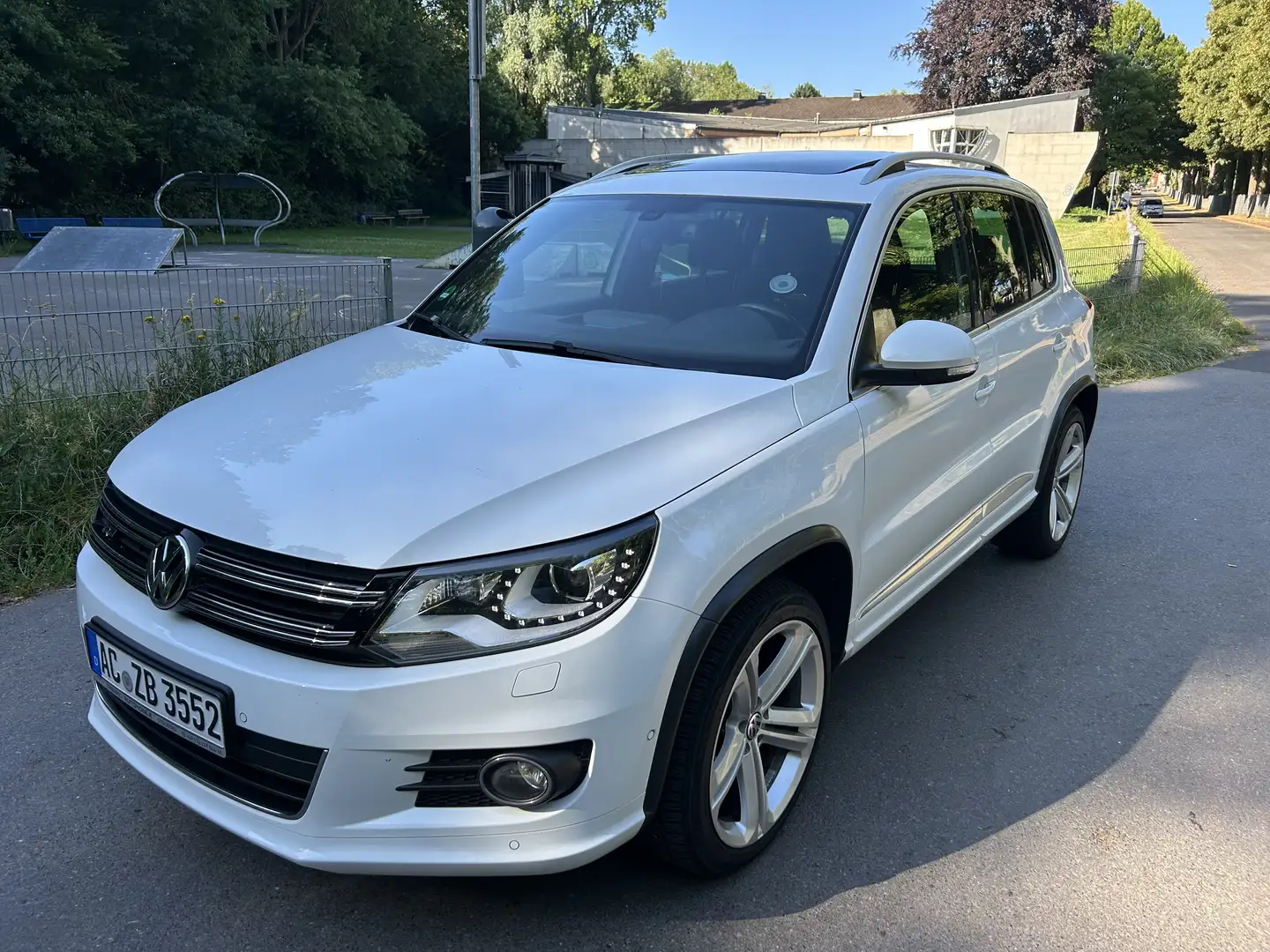 Volkswagen Tiguan R-Line DSG   2.0 TDI 4Motion - 1