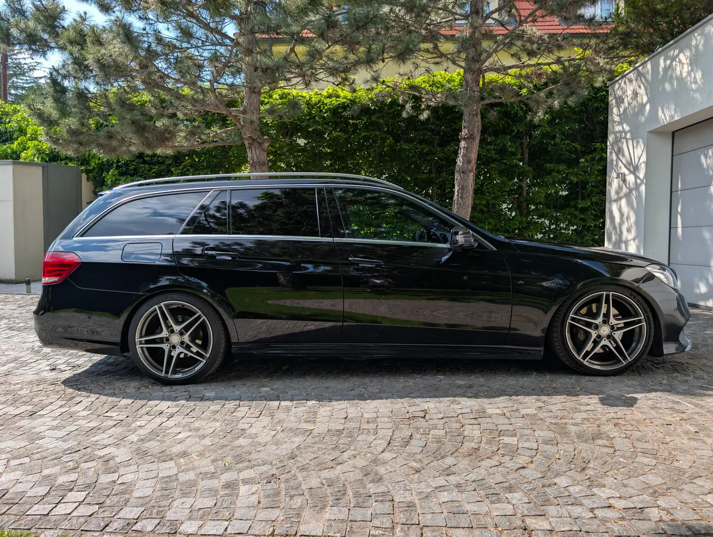 Mercedes-Benz E 350 BlueTEC 4MATIC T | AMG | 19-Zoll | Tieferlegung | A-Edition PLUS Schwarz - 1