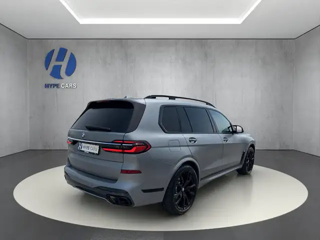 BMW X7 view 4