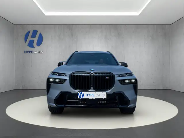 BMW X7 view 2